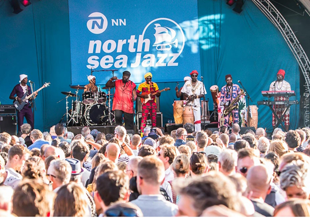 Elga Branco, saxophoniste avec le groupe Togo All Stars, sur la scène de North Sea Jazz